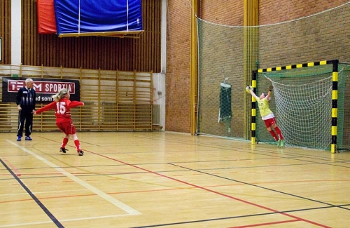 F10 Semifinalen mellan Trollhättans FK Röd och Falköpings KIK 1 fick avgöras på straffar. 3 - 2 till Trollhättan.