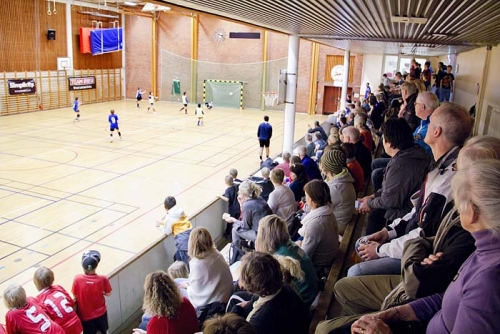 P12 Mycket folk på läktaren under hela dagen. Mölltorp/Breviks AIF gör här ett av sina fem mål mot UIFK P01 Blå (5 - 1) 